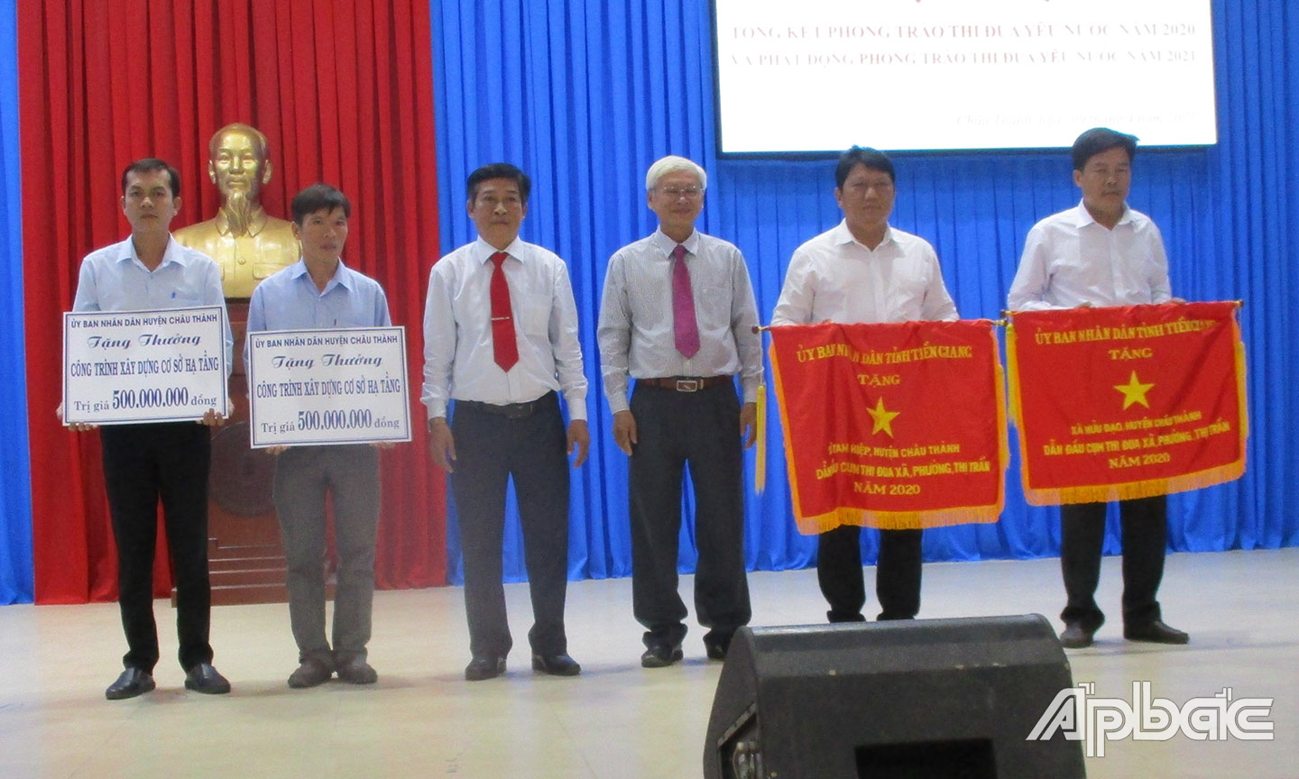  Ông Huỳnh Văn Bé Hai, Chủ tịch UBND huyện trao cờ cho 2 đơn vị hoàn thành xuất sắc nhiệm vụ năm 2020.