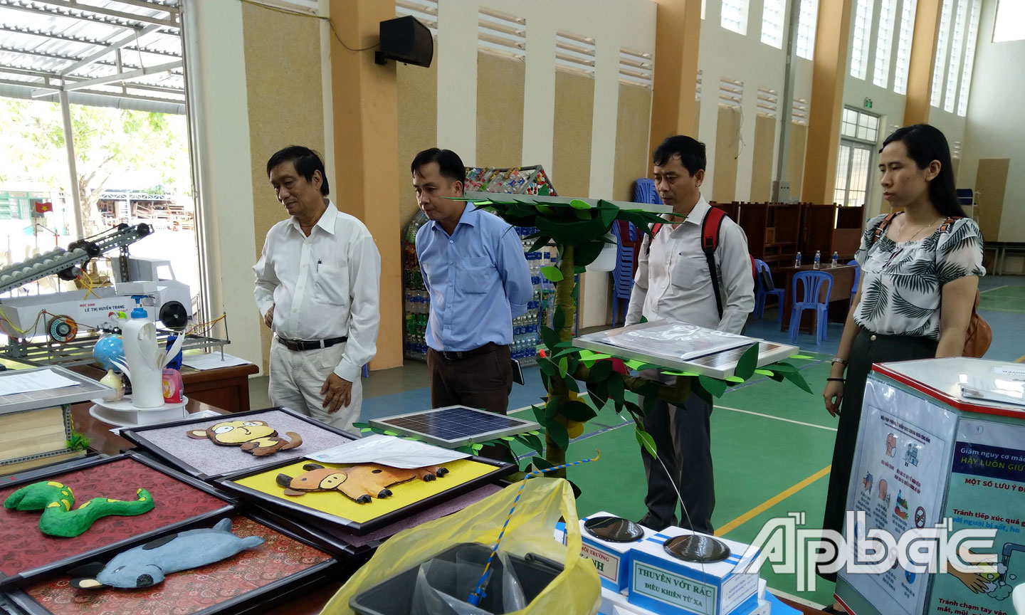 Ban Tổ chức Cuộc thi xét chọn tác phẩm tại TP. Mỹ Tho. Ảnh: Ban Tổ chức cung cấp.
