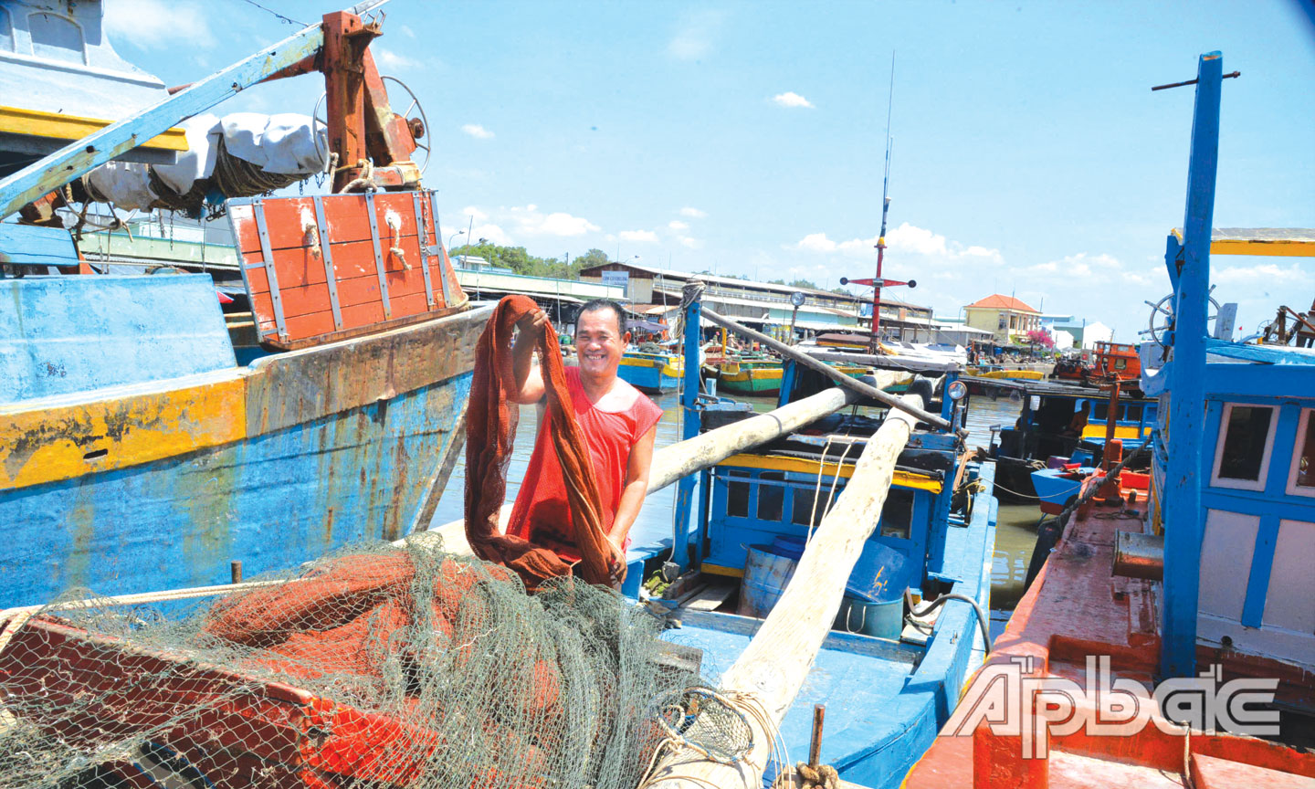 Dù gặp không ít khó khăn, thách thức, nhưng ngư dân vẫn gắn bó với nghề mưu sinh trên biển.