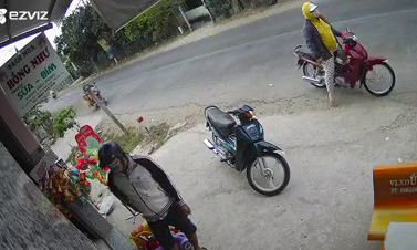 Nhóm người nghi dàn cảnh để trộm tài sản.