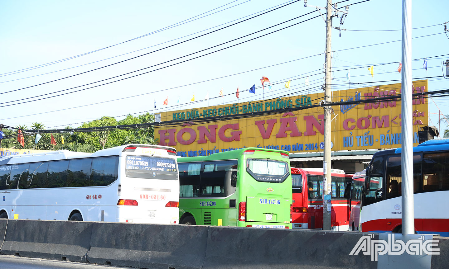 Các phương tiện ra vào liên tục khiến an toàn giao thông khu vực trở nên phức tạp.