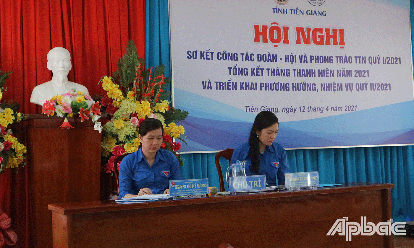 Chủ trì hội nghị