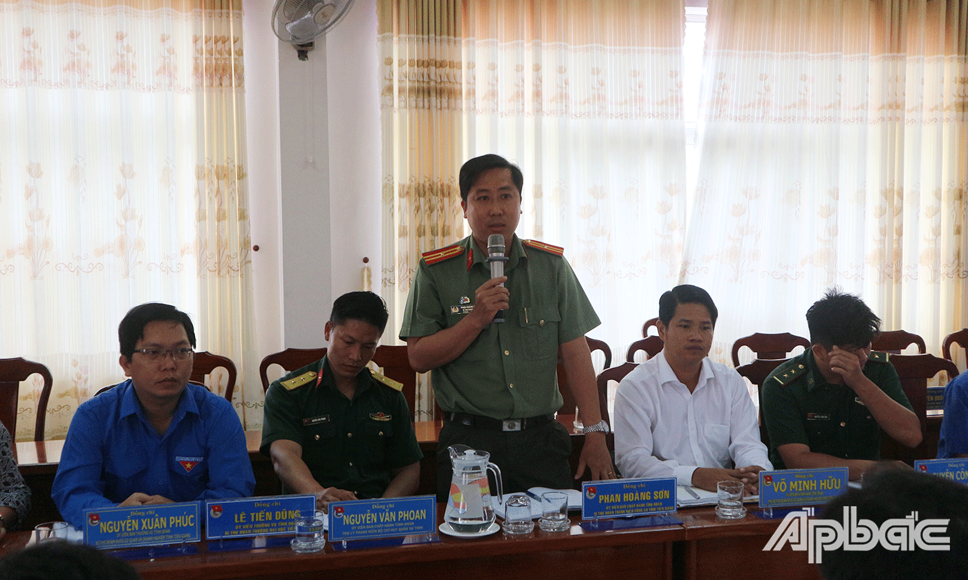 Bí thư Đoàn Thanh niên Công an tỉnh Tiền Giang Phan Hoàng Sơn phát biểu tại hội nghị