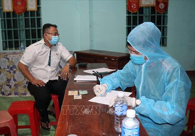 Đối tượng bị lực lượng chức năng bắt giữ do chở người nhập cảnh trái phép. Ảnh: TTXVN.