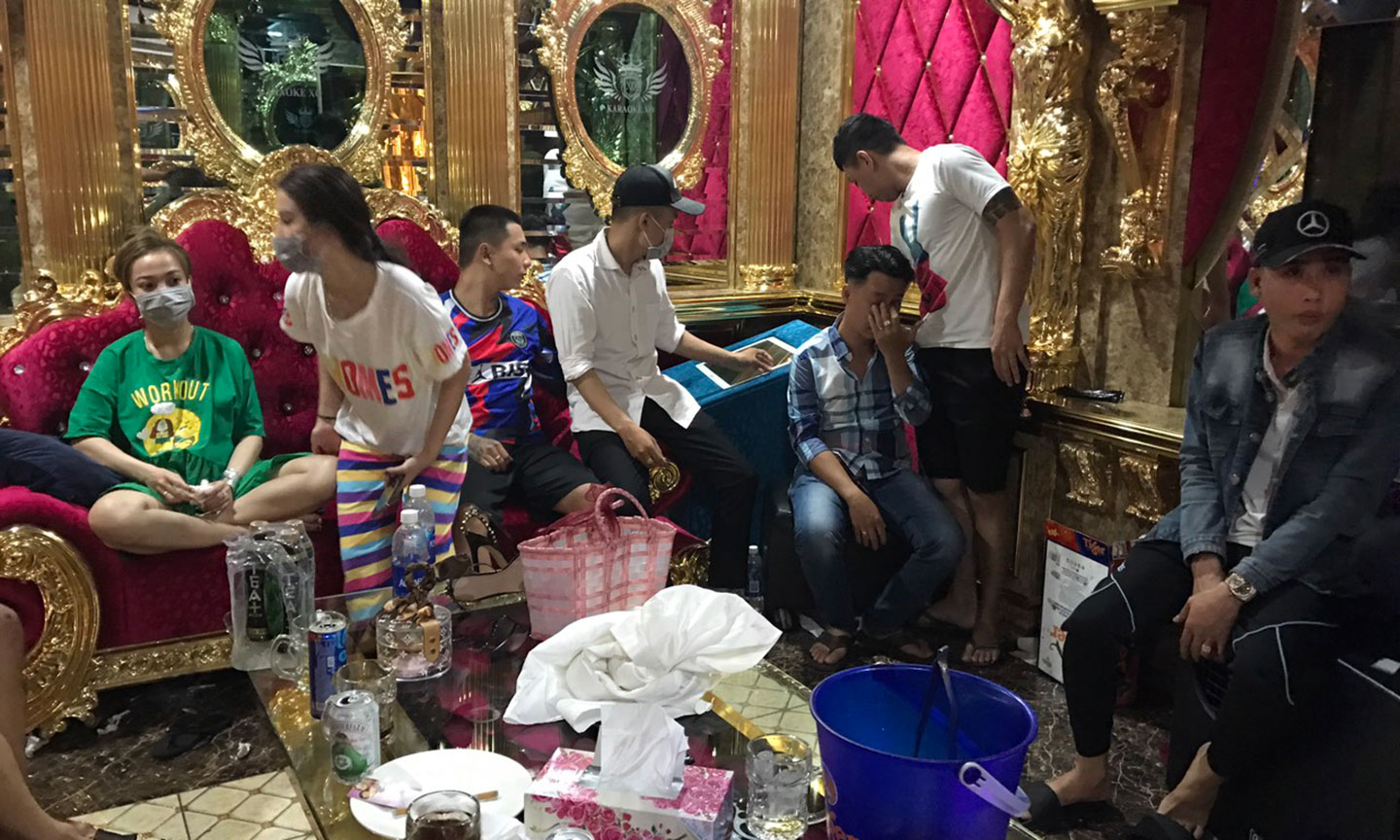 Các đối tượng bị bắt quả tang sử dụng ma túy.