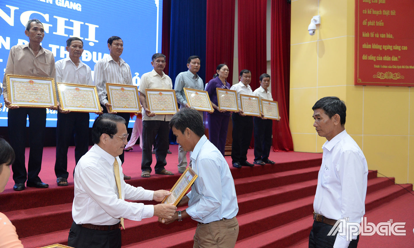 Đồng chí Phạm Văn Trọng trao Bằng khen của UBND tỉnh cho các cá nhân có thành tích xuất sắc trong thực hiện Chuyên đề năm 2020.                                                          