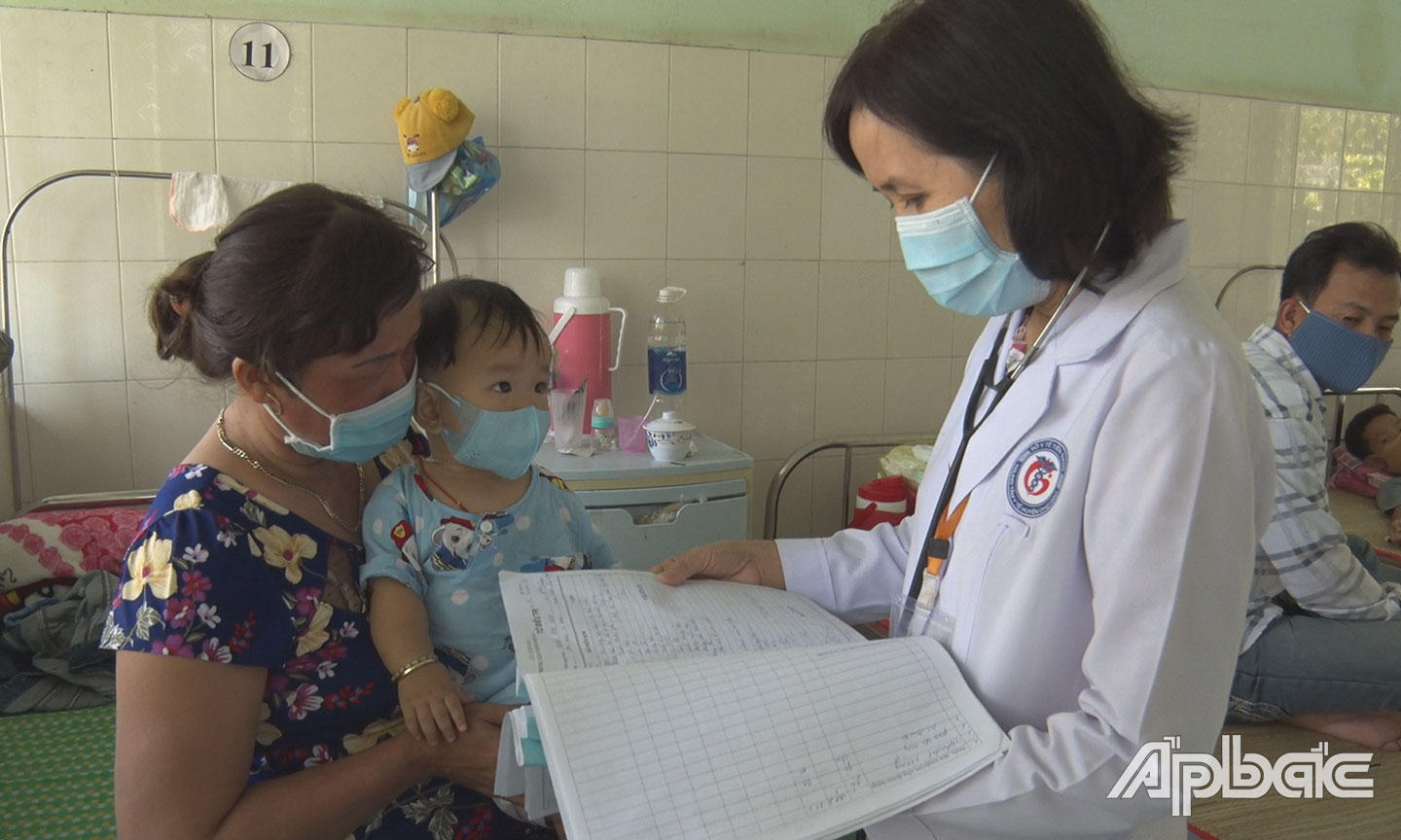 BS Mười thăm, khám cho  bệnh nhân.