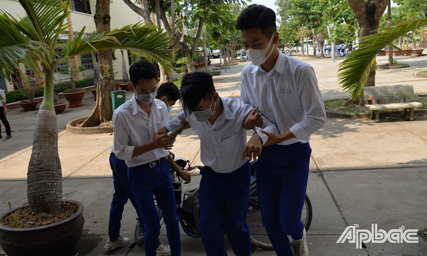 Thành Lâm luôn được bạn bè yêu mến, giúp đỡ.