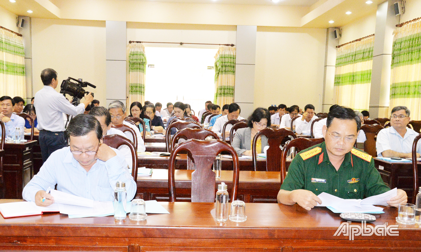 Thành viên Ủy ban bầu cử tỉnh và lãnh đạo chủ chốt Ban bầu cử cấp huyện tham dự cuộc họp