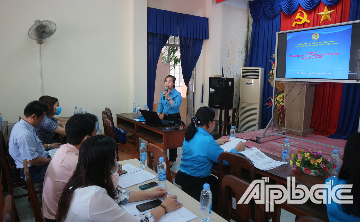 Quang cảnh lớp tập huấn