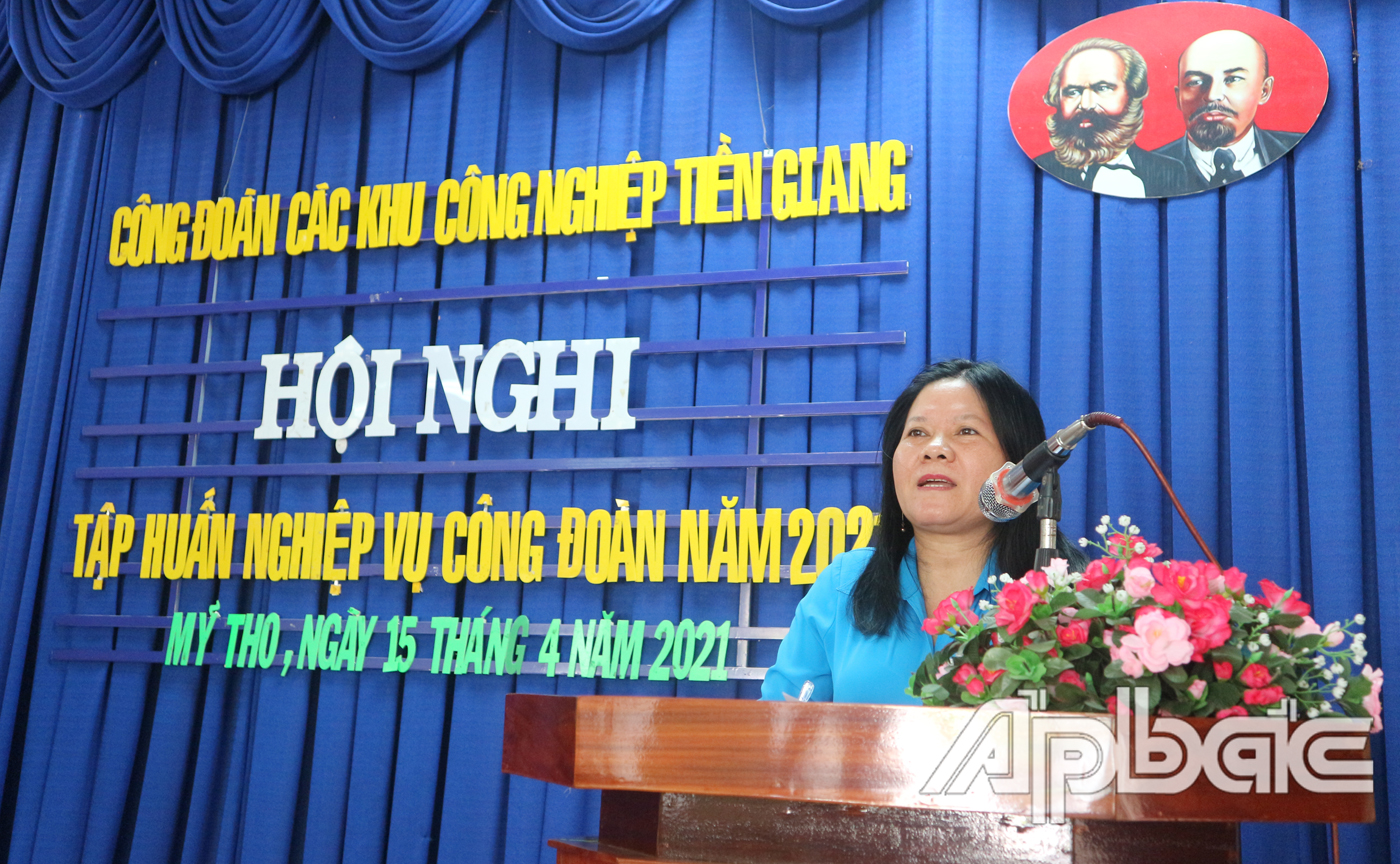 Đồng chí Nguyễn Thị Thùy Dương Chủ tịch Công đoàn Các khu công nghiệp tỉnh Tiền Giang phát biểu tại buổi tập huấn