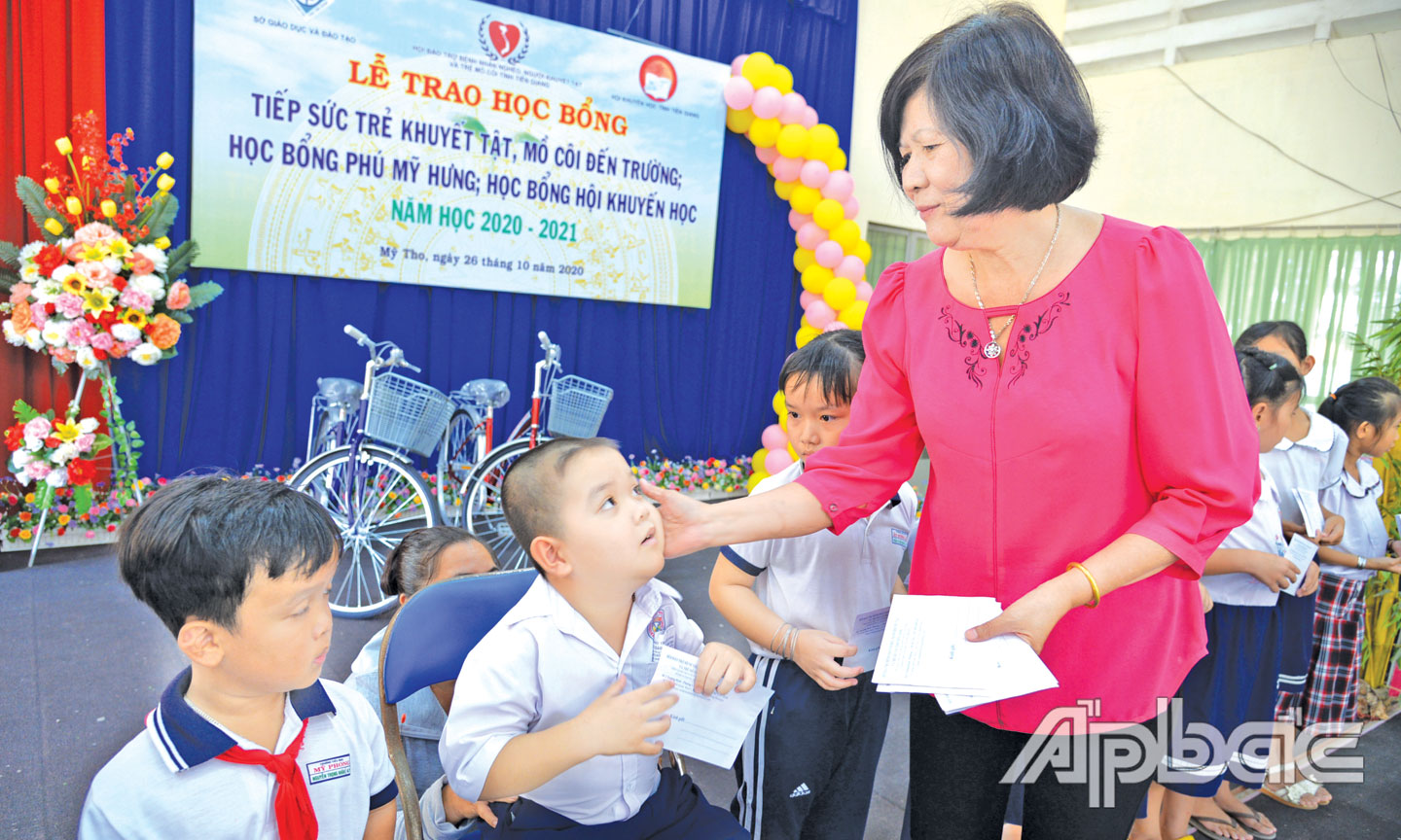Đồng chí Võ Thị Chín trao học bổng cho học sinh khuyết tật của TP. Mỹ Tho.