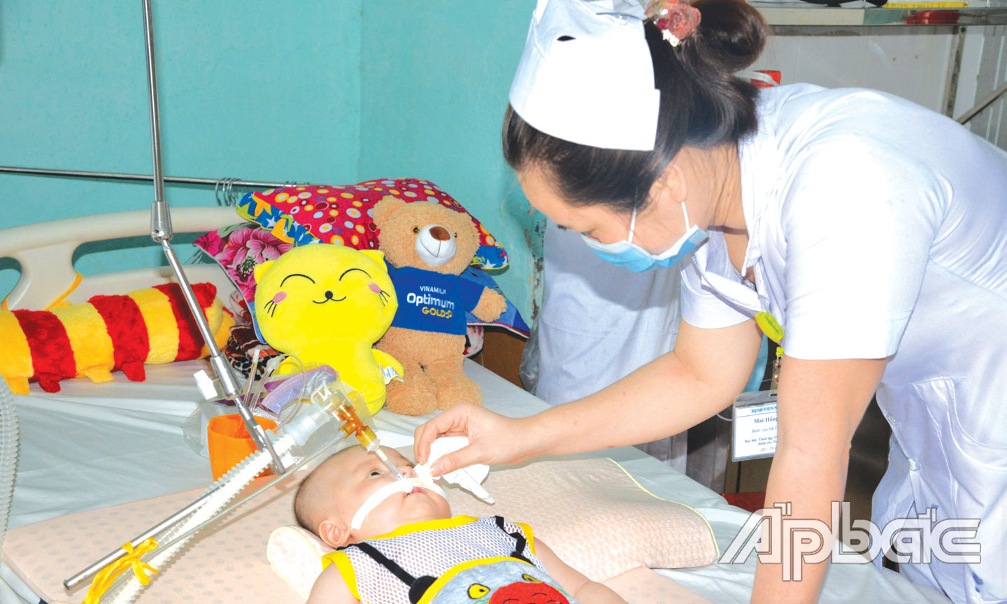 Ngày cũng như đêm, bé Đăng Khoa không thể tự thở, được các thầy thuốc liên tục hút đàm bằng máy và cùng người thân của bé không rời mắt theo dõi sức khỏe của bé.