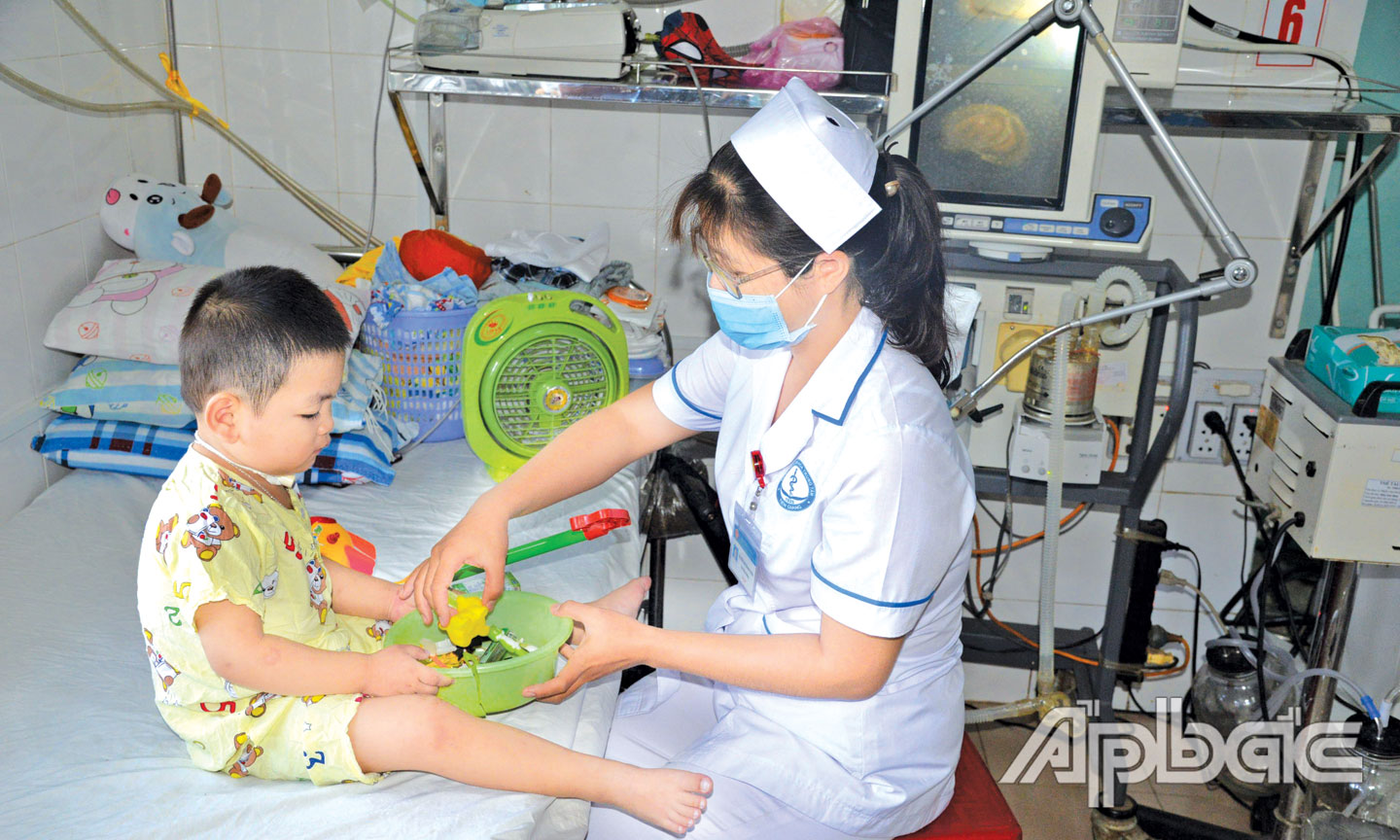 Bé Phan Thành Đạt, con chị Đoàn Thị Hà, ngụ xã Phú Nhuận, huyện Cai Lậy, bị mắc chứng bệnh “quên thở”, 4 năm nay Khoa Hồi sức tích cực - Chống độc Nhi là nhà; các y, bác sĩ, y tá, điều dưỡng là những người mẹ của bé.