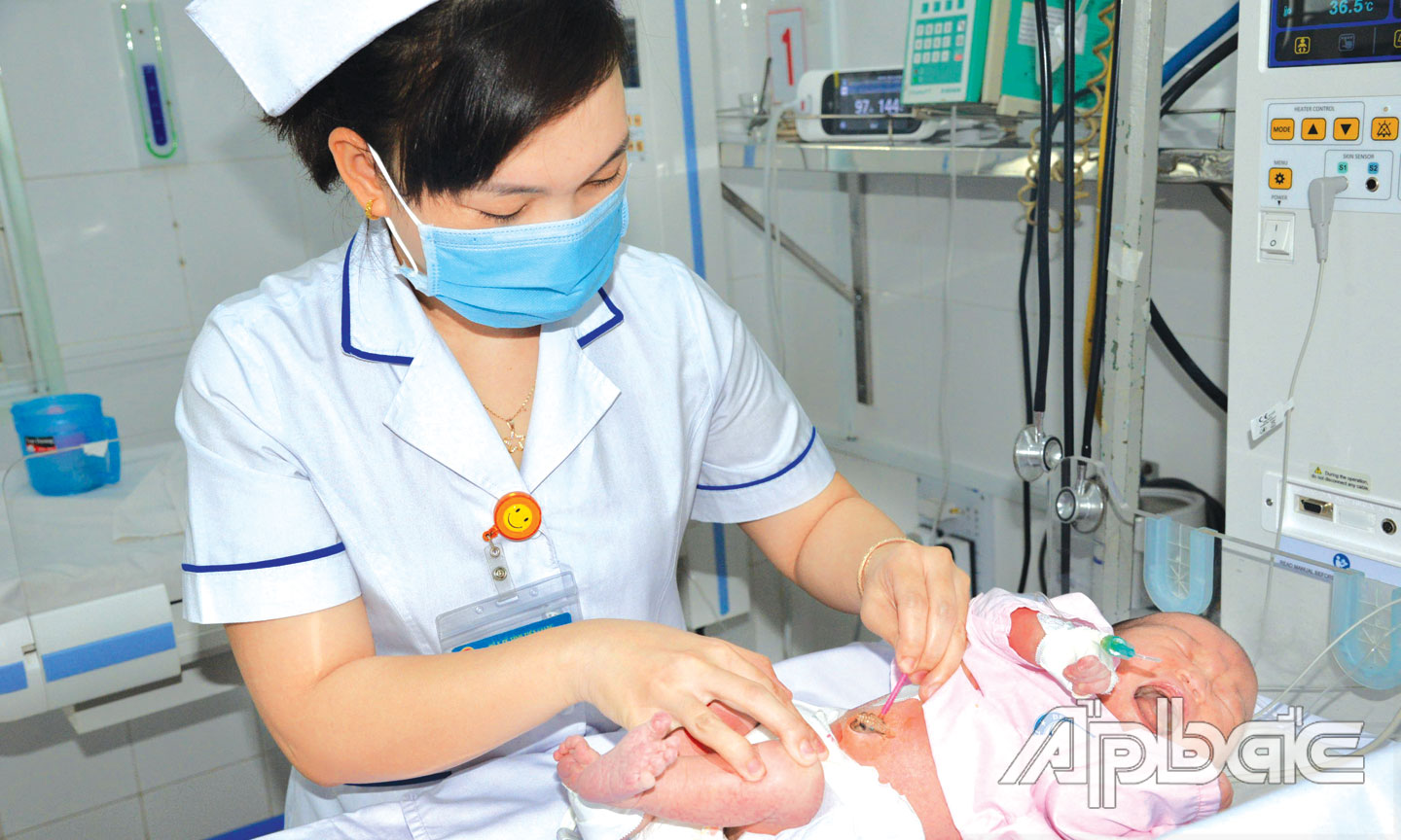 …đến làm vệ sinh, thay đồ cho bé, giúp bé từng bước cảm nhận thế giới bên ngoài.