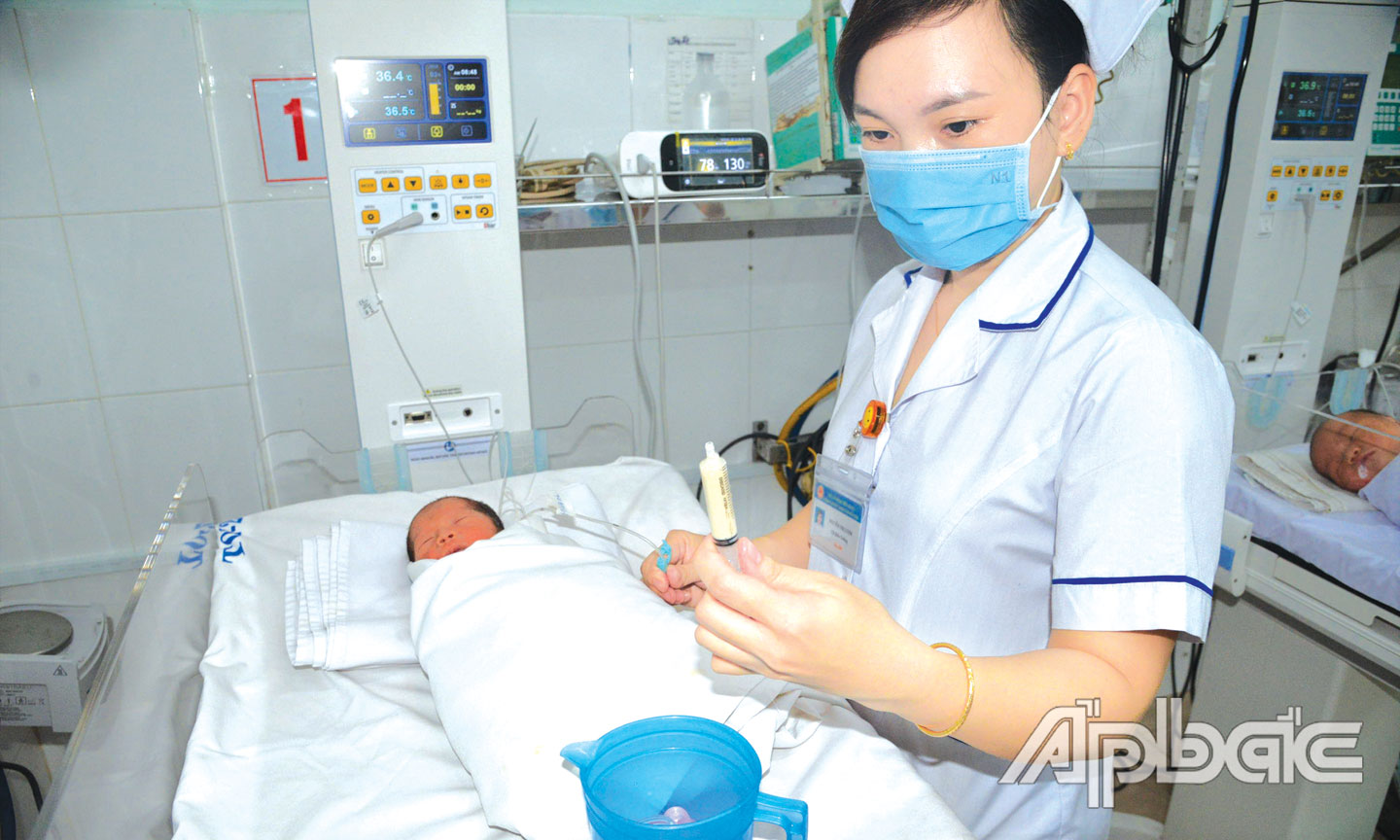 Đối với những bé sinh non, được theo dõi và chăm sóc đặc biệt, vì bé không thể bú bình. Các điều dưỡng thay mẹ cháu truyền từng giọt sữa cho bé.