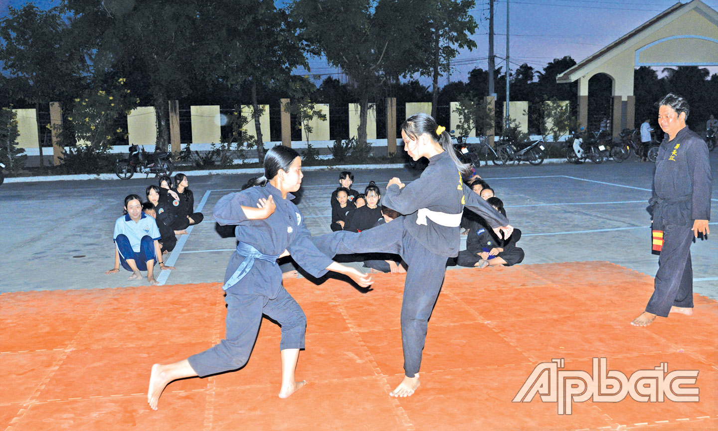 Các võ sinh tập luyện môn Pencak Silat ở Trung tâm Văn hóa - Thể thao và Truyền thanh huyện Cái Bè.