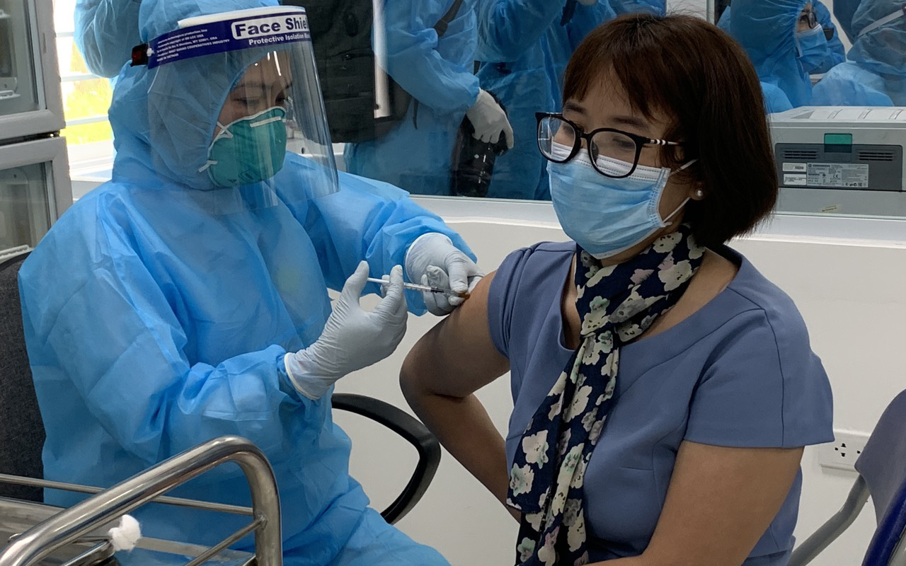 Việt Nam đã triển khai tiêm cho 70 nghìn người là các lực lượng tuyến đầu chống dịch tại 19 tỉnh, thành phố.