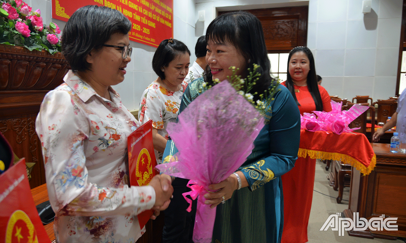 Đồng chí Thái Ngọc Bảo Trâm trao quyết định Quyết định tổ chức lại Đảng bộ cơ sở Văn phòng UBND tỉnh Tiền Giang.
