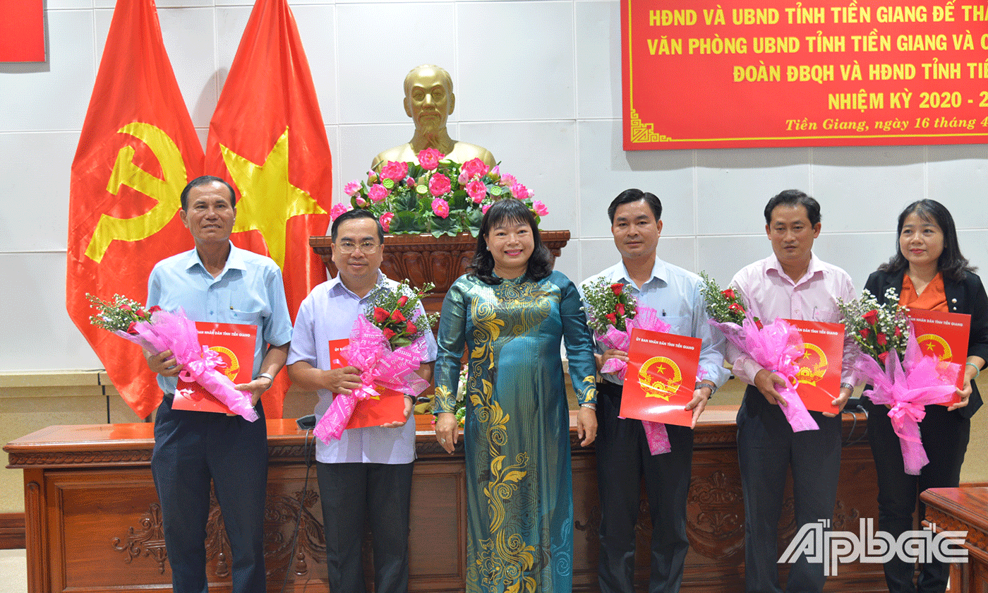 Đồng chí Thái Ngọc Bảo Trâm trao quyết định Quyết định thành lập Chi bộ cơ sở Văn phòng Đoàn ĐBQH và HĐND tỉnh Tiền Giang.