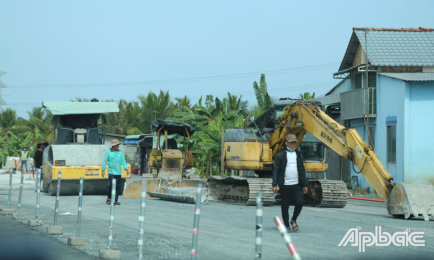 Công trình đang giai đoạn thảm mặt đường.