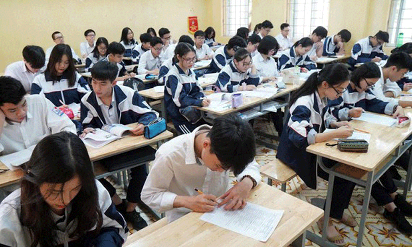 Học sinh, sinh viên lo lắng học phí sẽ tăng. Ảnh: VIẾT CHUNG