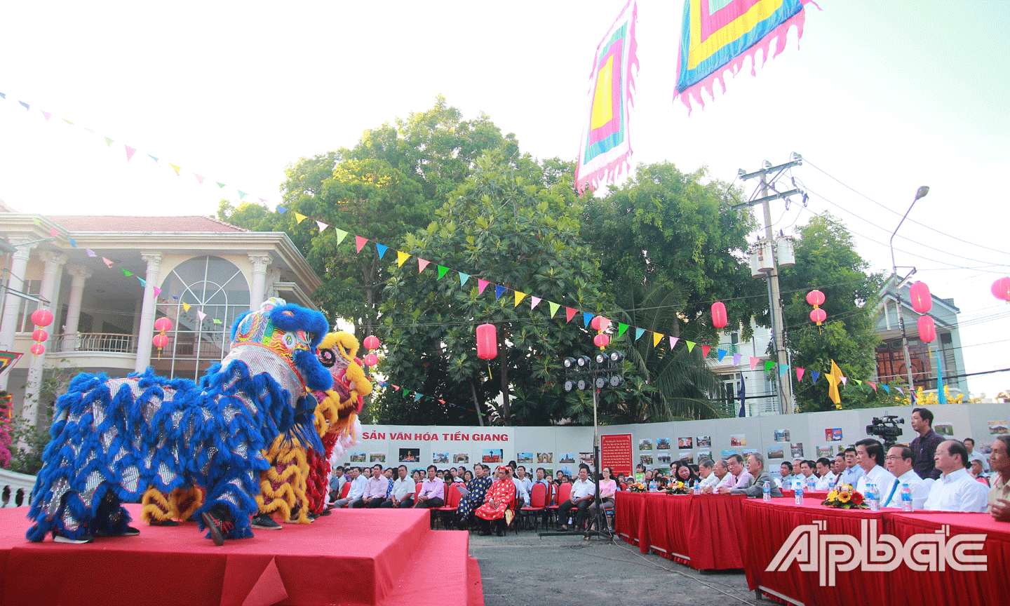 Hằng năm,  Bảo tàng Tiền Giang tổ chức trang trọng Lễ Giỗ Tổ Hùng Vương, nhiều đại biểu và nhân dân đến thắp hương tưởng nhớ các Vua Hùng và các bậc tiền nhân có công với nước.                                                                                                                                                                                                                              Ảnh: HÀ NAM