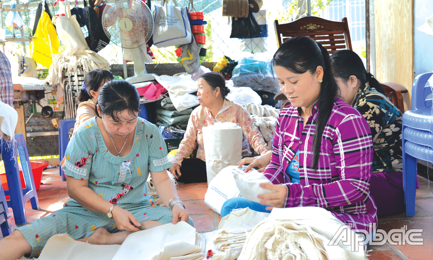Chị Tạ Thị Bạc (khu phố 1, phường 10) khởi nghiệp từ chiếc máy may cũ.