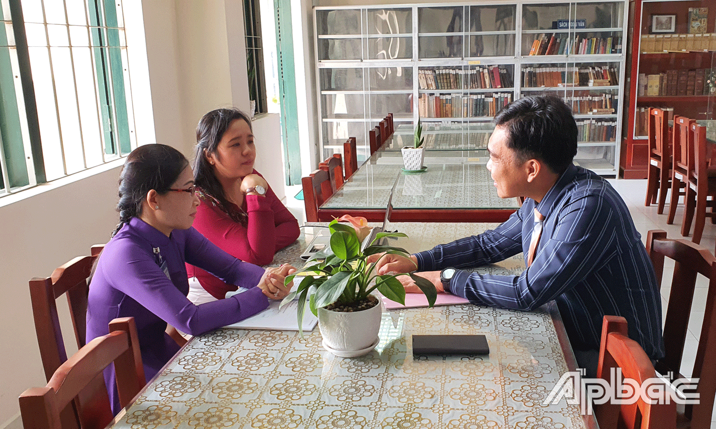 Cán bộ, giáo viên Trường THPT Nguyễn Đình Chiểu trao đổi về việc thực hiện các quy định về CDNN mà Bộ GD-ĐT quy định. 