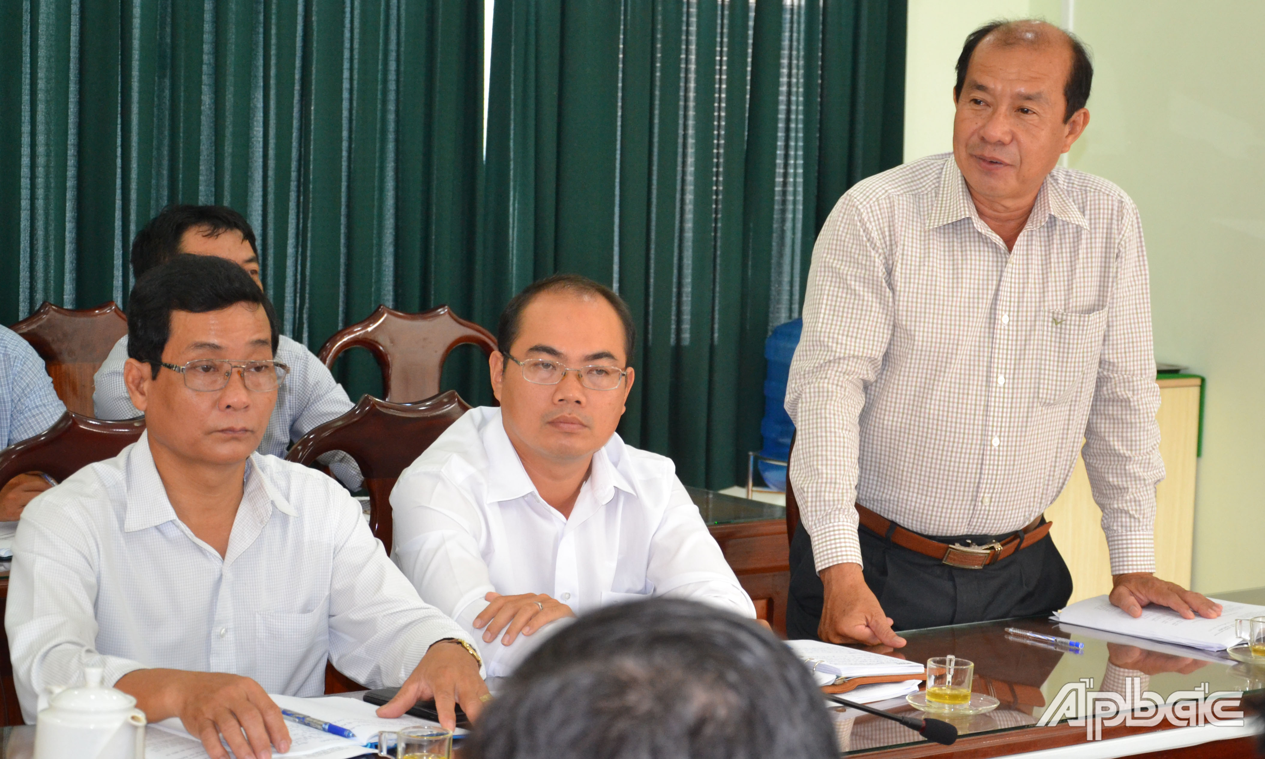 Chi Cục trưởng Chi cục Thủy lợi tỉnh Tiền Giang Nguyễn Thiện Pháp phát biểu tại cuộc họp.
