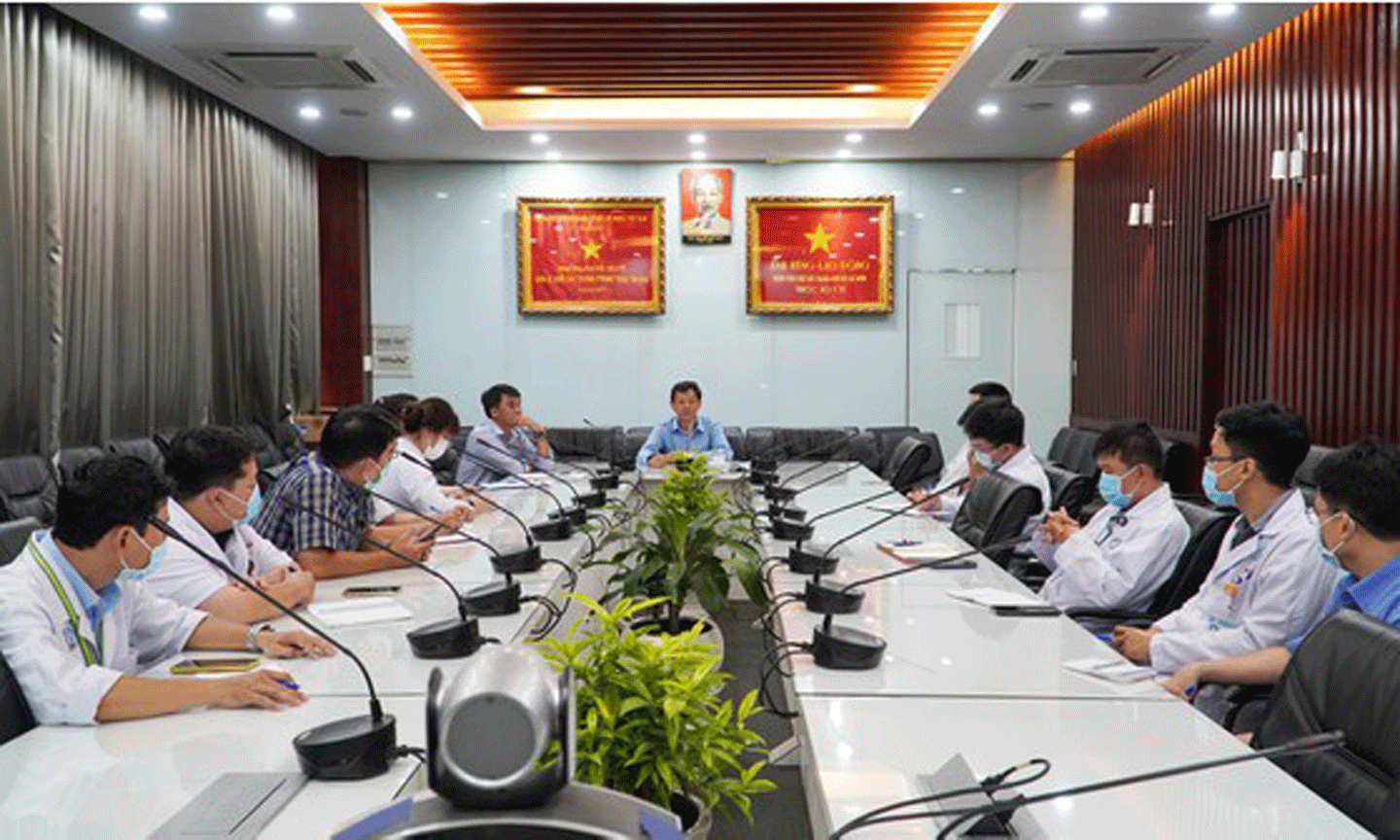 TS-BS Nguyễn Tri Thức, Giám đốc Bệnh viện Chợ Rẫy họp khẩn với Đội phản ứng nhanh trước giờ lên đường
