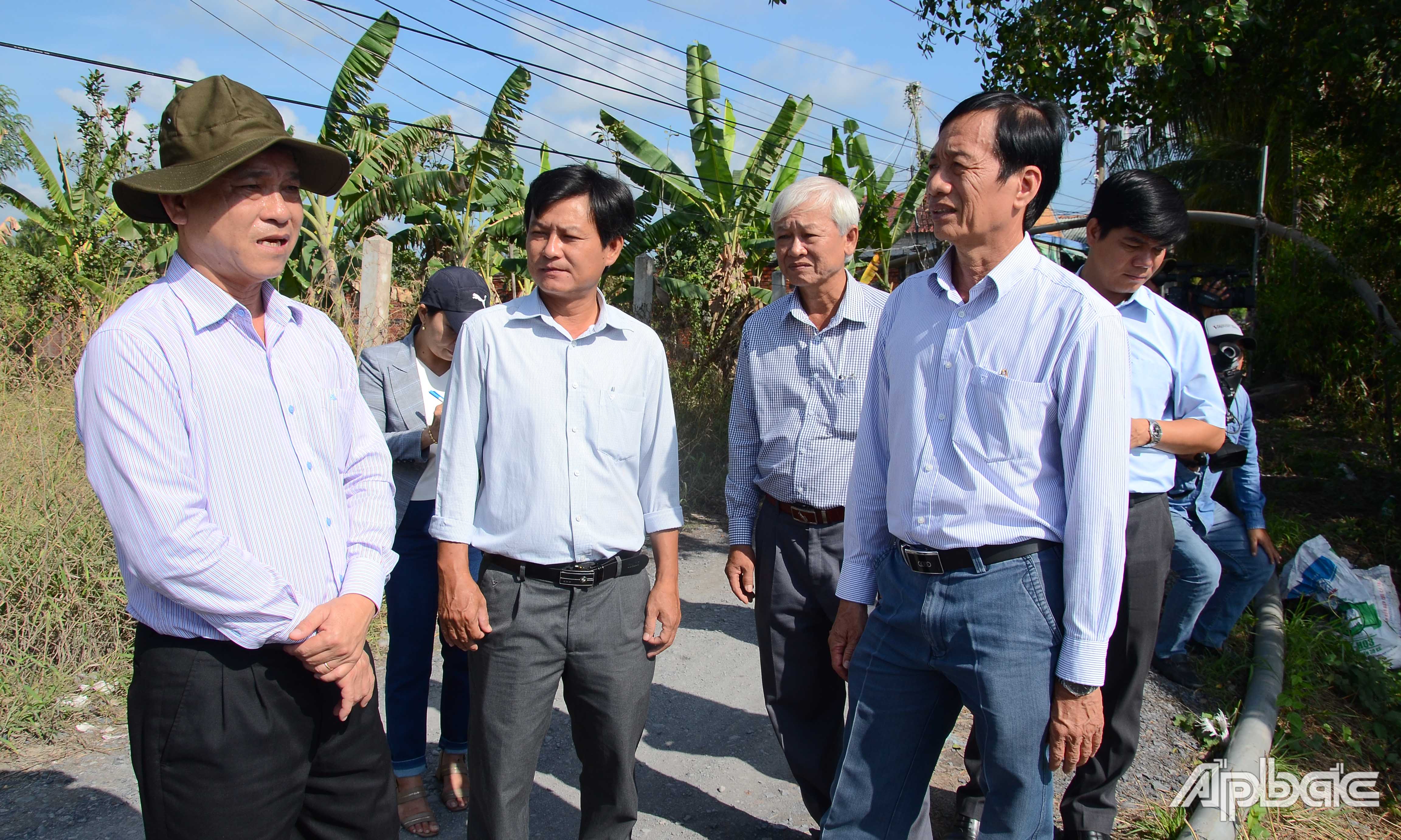 Đồng chí Nguyễn Văn Vĩnh kiểm tra tại đập thép trên kinh Nguyễn Tấn Thành.