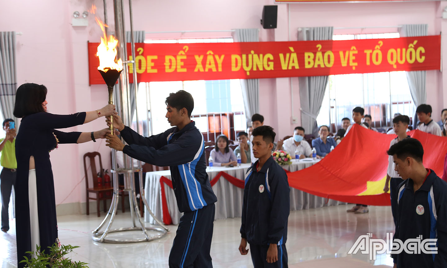Nghi thức tiếp đuốc.