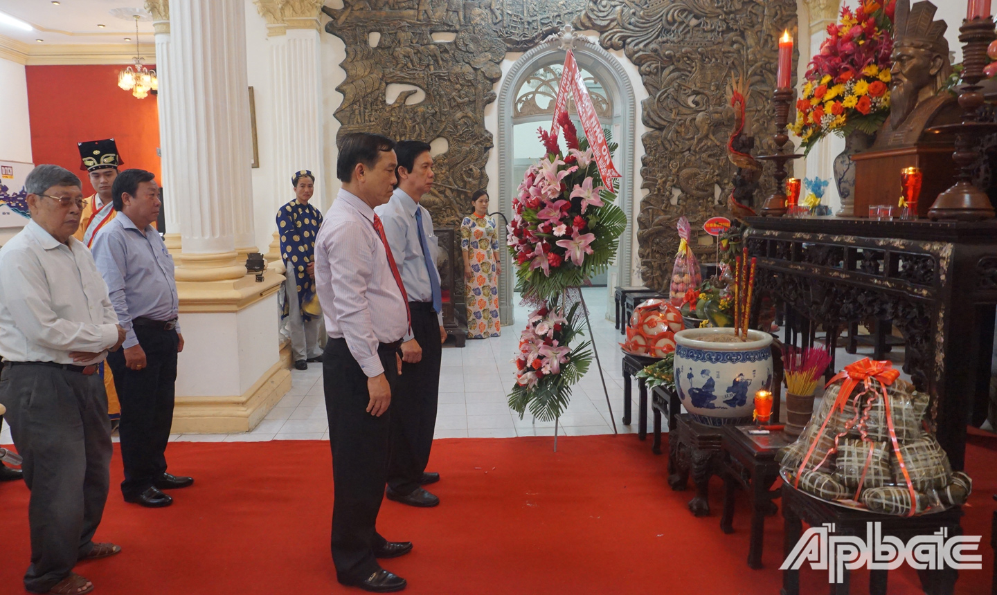 Lãnh đạo tỉnh dâng hương tưởng nhớ công ơn các Vua Hùng