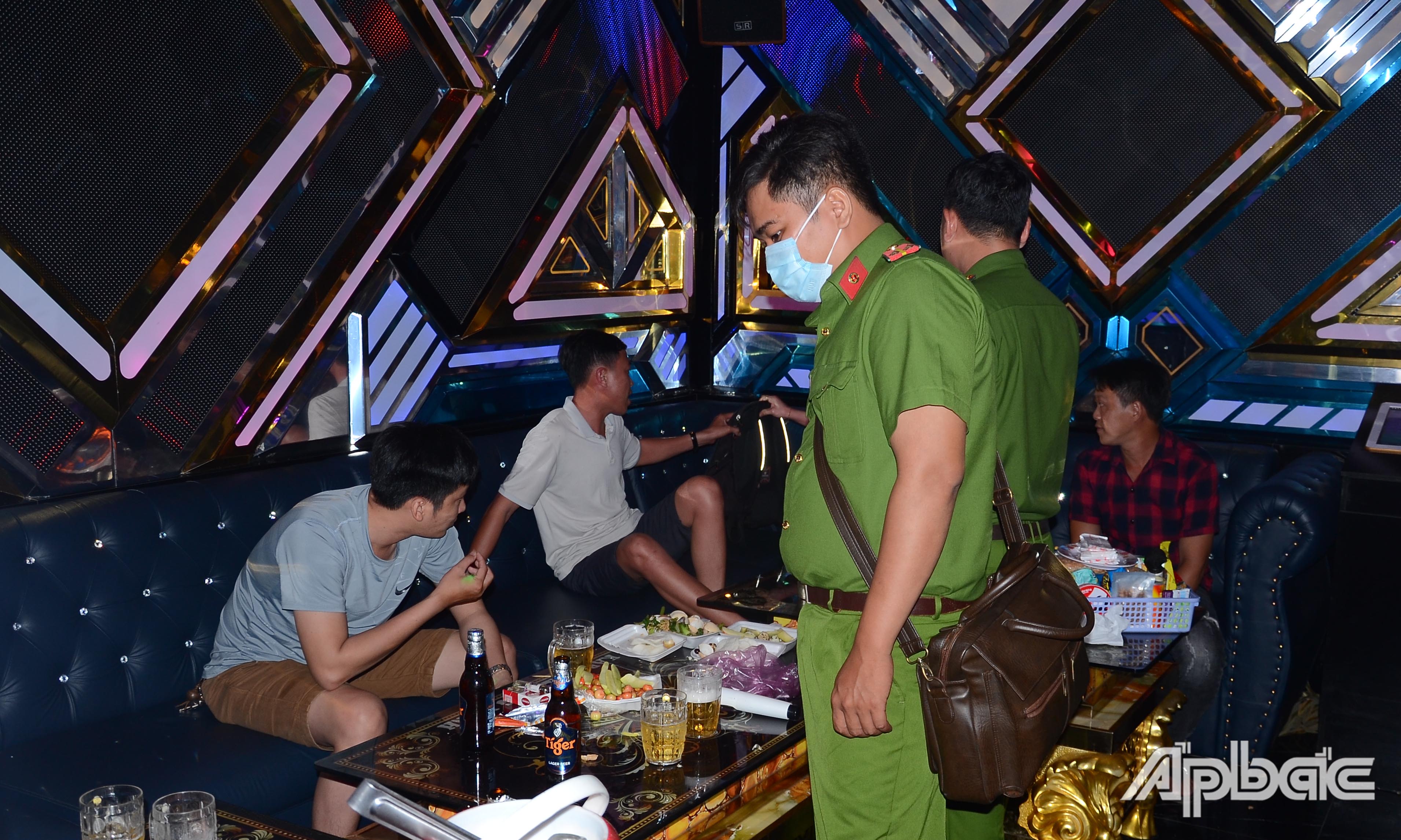 Đoàn kiểm tra liên ngành kiểm tra hoạt động tại quán một karaoke trên địa bàn TX. Gò Công.