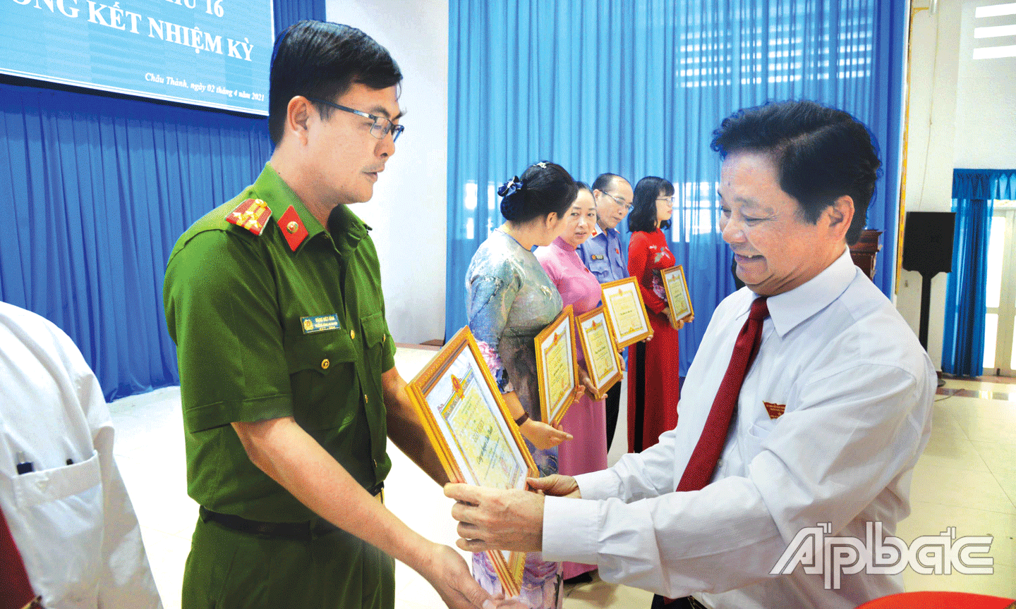 Đồng chí Trương Minh Tới trao Giấy khen của UBND huyện tặng cho các tập thể đã có thành tích tiêu biểu trong hoạt động HĐND huyện nhiệm kỳ 2016 - 2021.
