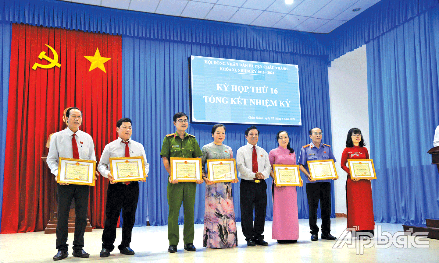 Lãnh đạo Ủy ban MTTQ huyện (thứ 2 từ trái sang) nhận Giấy khen của UBND huyện vì đã có thành tích tiêu biểu trong hoạt động HĐND huyện nhiệm kỳ 2016 - 2021. 