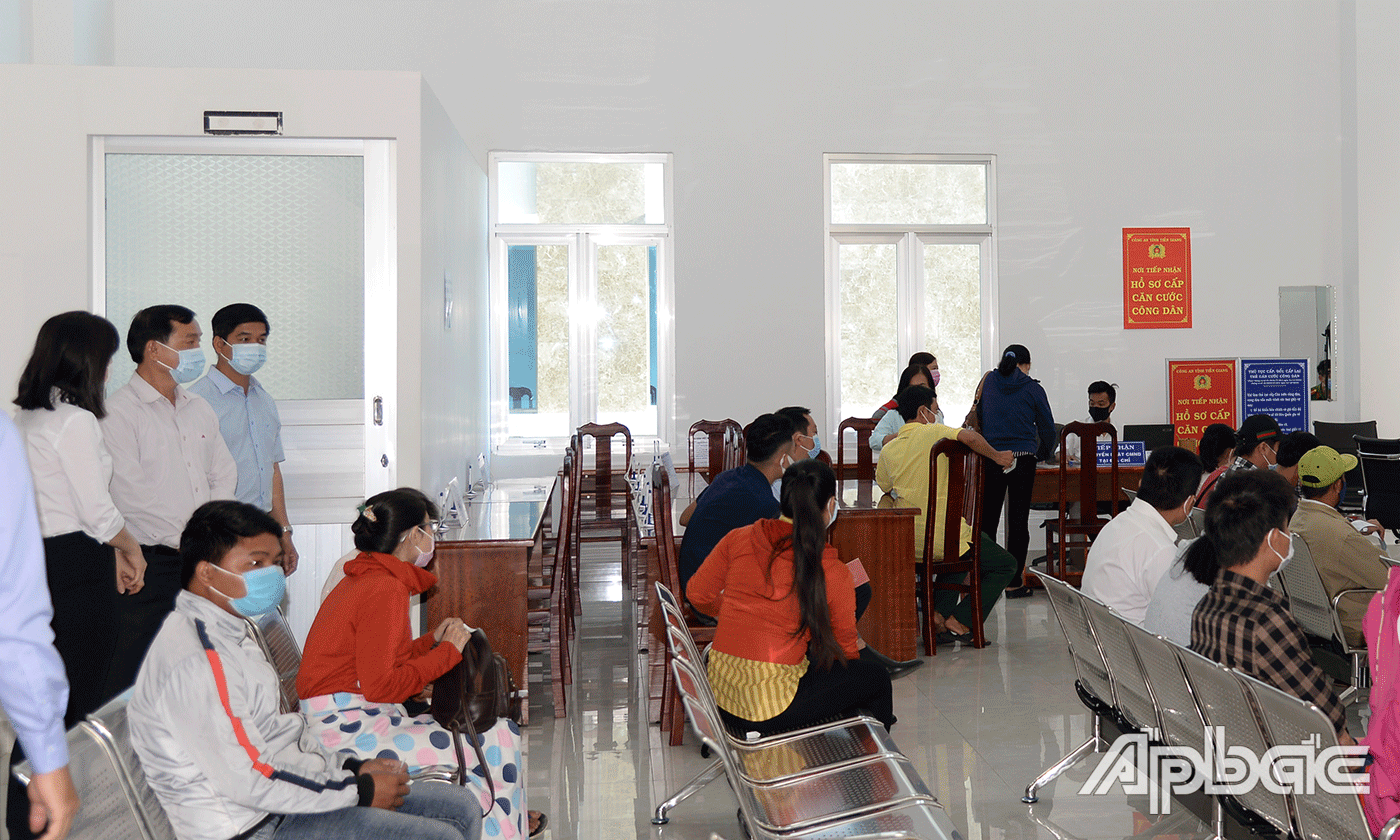 Đồng chí Nguyễn Văn Vĩnh kiểm tra hoạt động Trung tâm Phục vụ hành chính công tỉnh Tiền Giang.