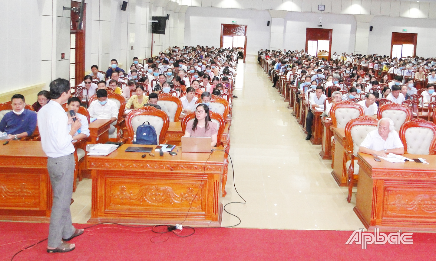 Bác sĩ Chuyên khoa 2 Lê Đăng Ngạn, Phó Giám đốc CDC Tiền Giang hướng dẫn triển khai tiê chủng cho biết các đối tượng nhập cảnh trái phép phát hiện vừa qua đã liên tục thay đổi lời khai về hành trình nhập cảnh; đặc biệt trong lúc di chuyển các đối tượng đã liên tục thay đổi phương tiện cũng như thay đổi trang phục để gây khó khăn cho công tác nhận dạng. Các trường hợp mắc Covid-19 ghi nhận vừa qua hầu hết không triệu chứng, chỉ qua xét nghiệm mới phát hiện nhiễm Covid-19. Hiện nay Tiền Giang vẫn chưa có máy xét nghiệm nên việc xét nghiệm phụ thuộc hoàn toàn vào Viện Pasteur TP. Hồ Chí Minh, do đó không thể mở rộng chỉ định xét nghiệm khi cần thiết. Bác sĩ Ngạn kiến nghị tỉnh xúc 