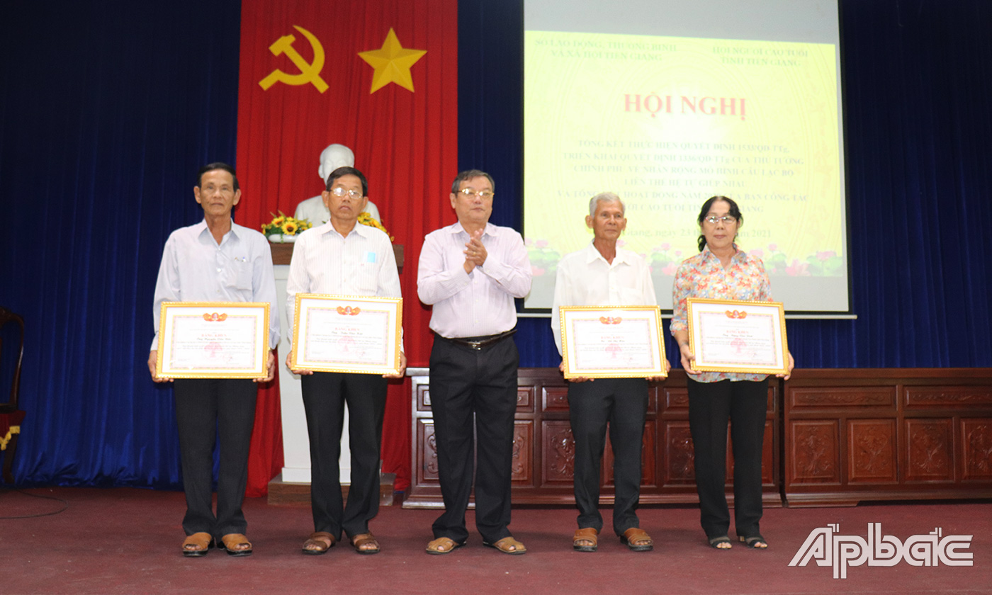 Trao tặng Bằng khen Trung ương Hội cho các tập thể, cá nhân có thành tích trong nhân rộng mô hình Câu lạc bộ Liên thế hệ tự giúp nhau giai đoạn 2016 -2020.