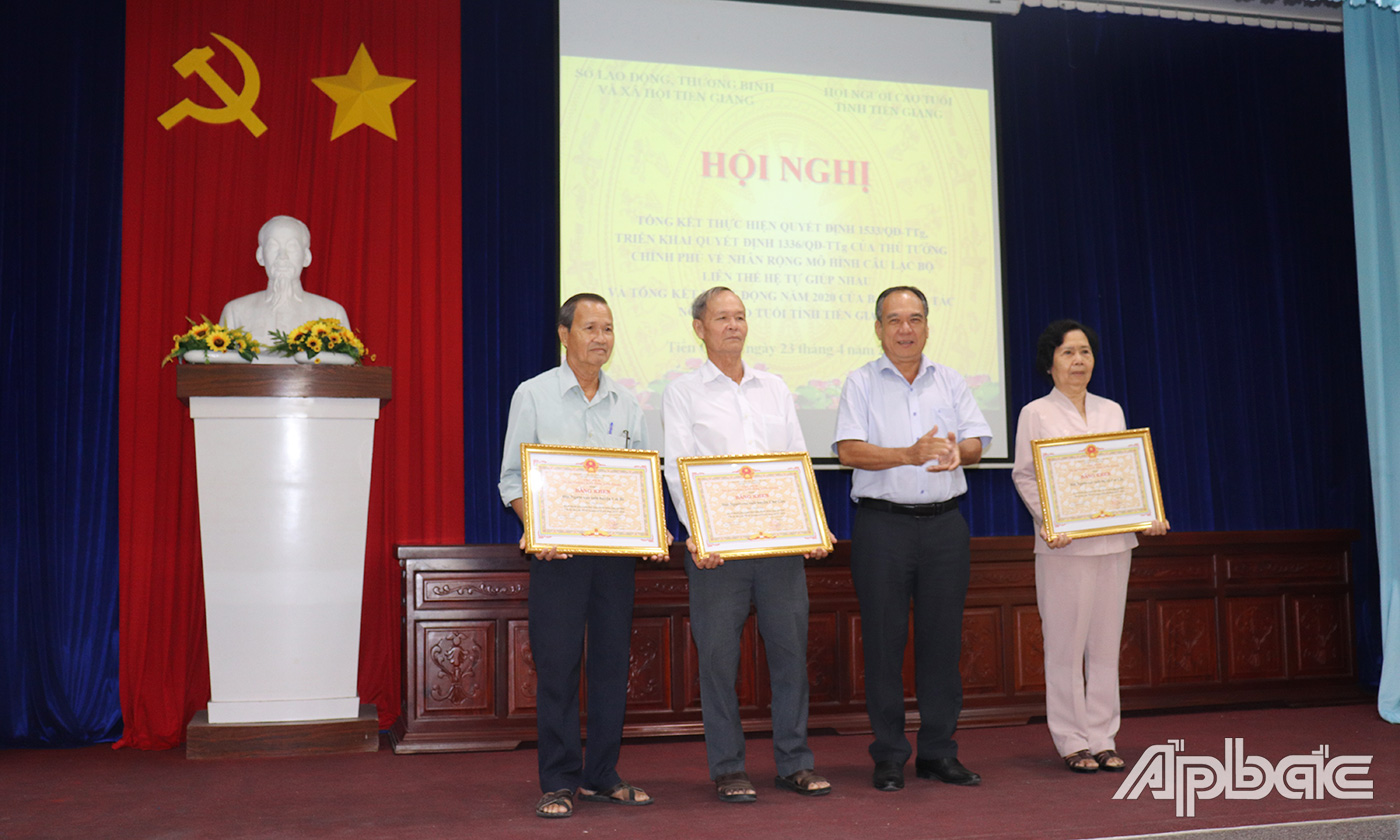 Trao tặng Bằng khen của UBND tỉnh cho 3 tập thể có thành tích trong nhân rộng mô hình Câu lạc bộ Liên thế hệ tự giúp nhau giai đoạn 2016 -2020.