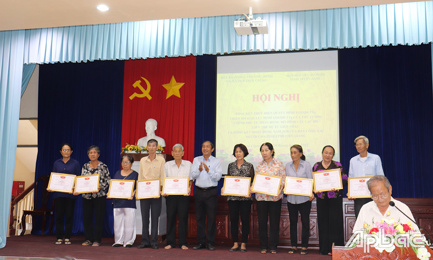 Trao tặng Giấy khen của Hội NCT tỉnh cho các tập thể, cá nhân có thành tích trong nhân rộng mô hình câu lạc bộ liên thế hệ tự giúp nhau giai đoạn 2016 - 2020.