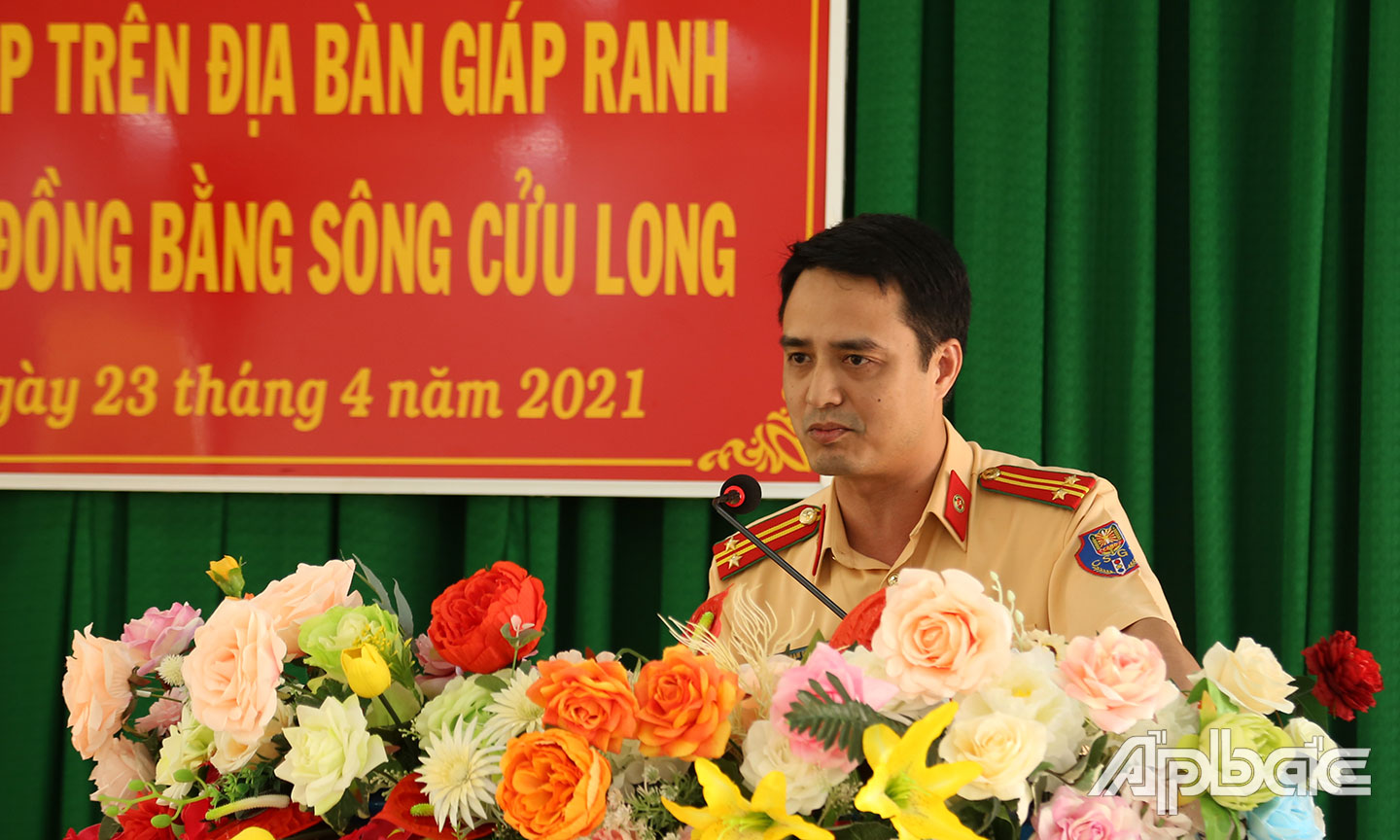 Trung tá Phạm Đức Đồng Phó Trường Phòng 8-C08 phát biểu hội nghị. 