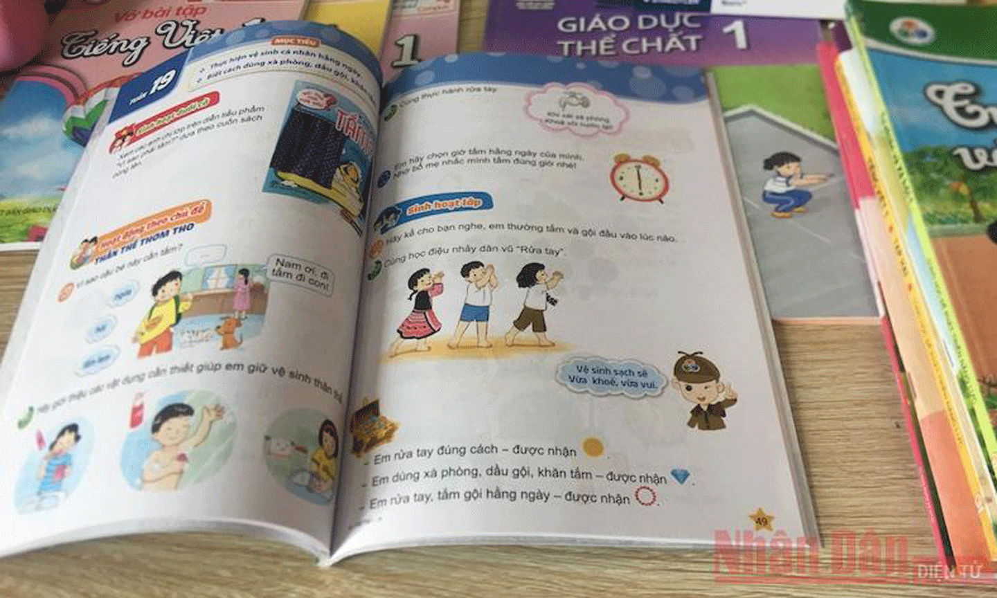 SGK theo Chương trình giáo dục phổ thông mới (Ảnh: VŨ DUY)