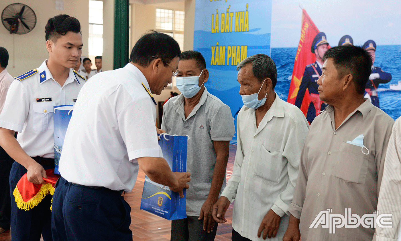 Tặng quà cho các thương binh, bệnh binh loại 1 huyện Gò Công Đông.