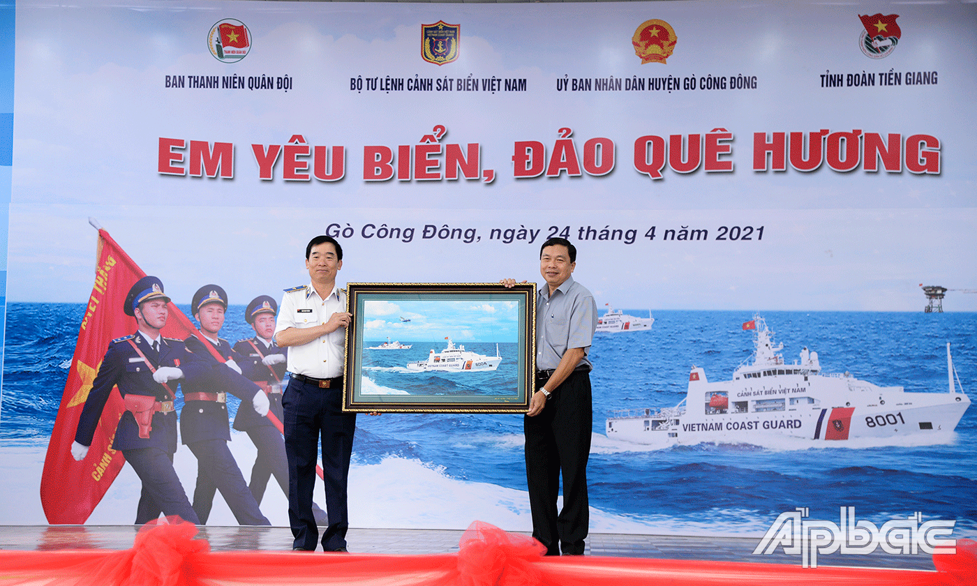 Bộ Tư lệnh Cảnh sát biển tặng UBND huyện Gò Công Đông bức ảnh tàu Cảnh sát biển.