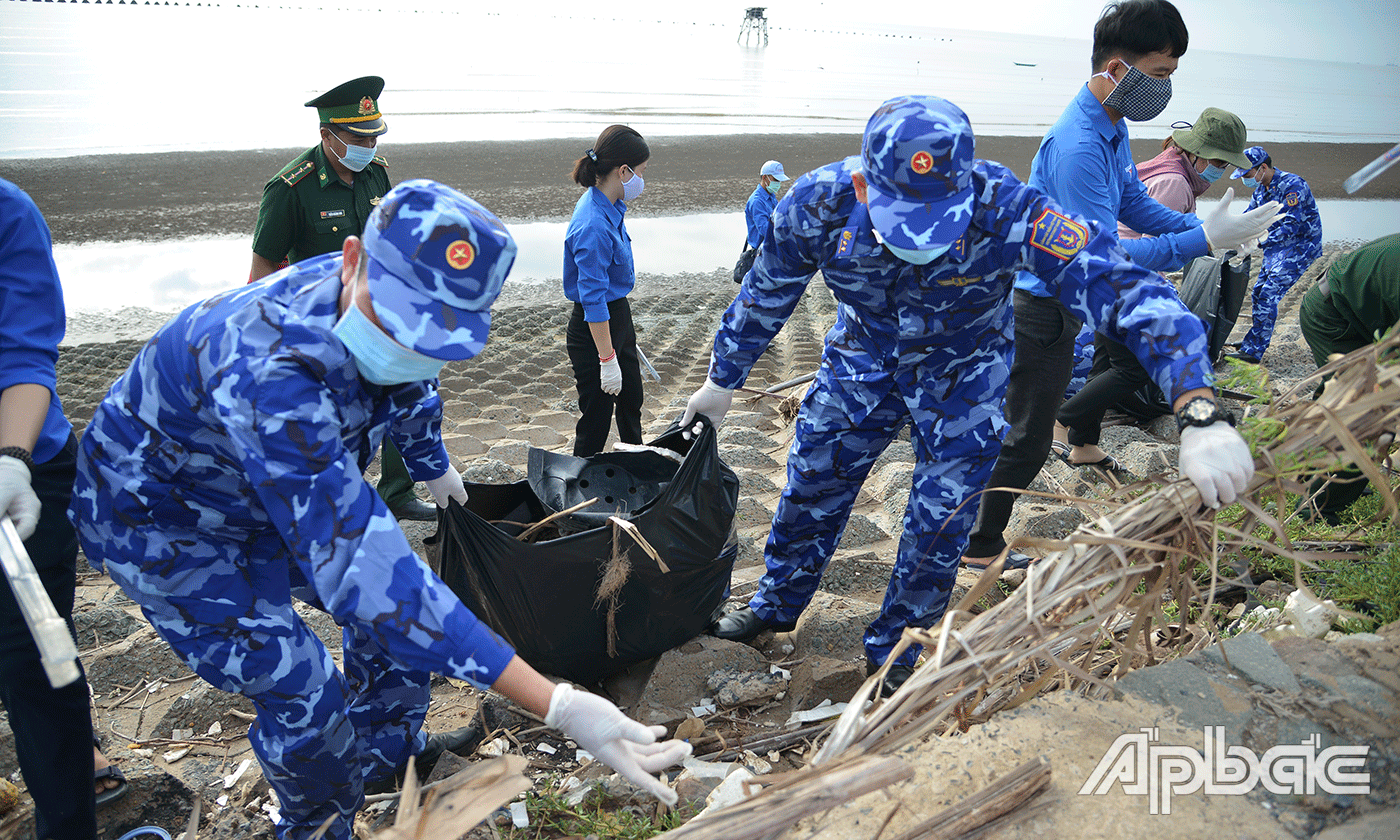 Cán bộ, chiến sĩ Cảnh sát biển cùng các đoàn viên, thanh niên Huyện đoàn Gò Công Đông, bộ đội biên phòng tỉnh Tiền Giang tham gia thu dọn rác làm sạch bờ biển.