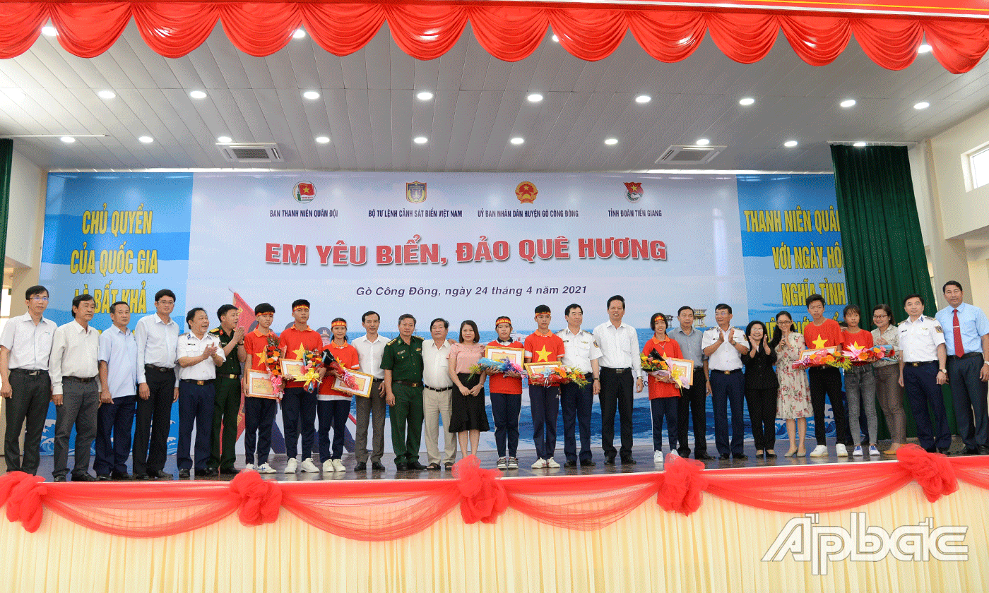 Ban Tổ chức trao giải cho các em học sinh tham gia Cuộc thi