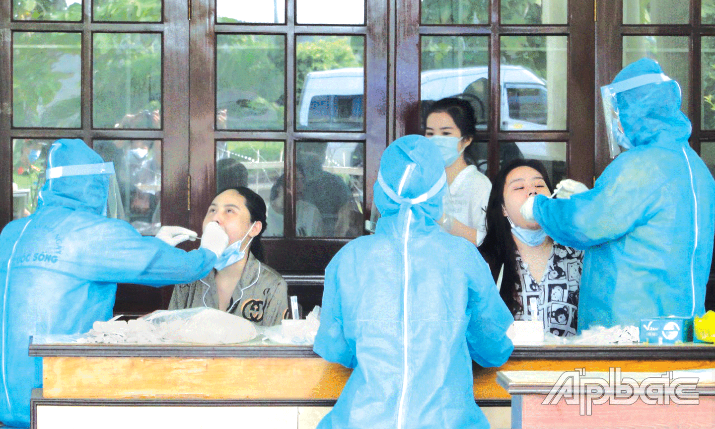 Thực hiện Chỉ thị 05, các thầy thuốc ngành Y tế Tiền Giang đề cao tinh thần trách nhiệm phòng, chống dịch bệnh Covid-19.