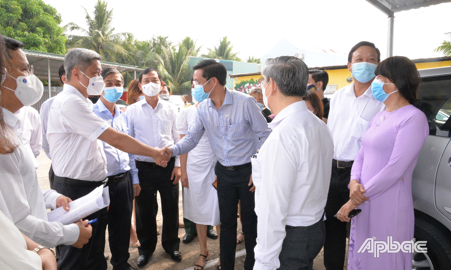 Đoàn công tác Bộ Y tế và lãnh đạo tỉnh kiểm tra công tác phòng dịch tại Khách sạn Quảng trưởng Mỹ Tho